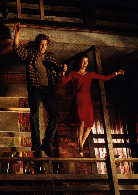 Image des comédiens Andrew Tarbet et Laia Marull dans le film Café Olé de Richard Roy (source : collection personnelle)