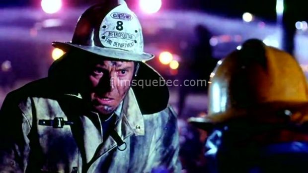 Richard Donat, pompier dans le film catastrophe City on Fire de Alvin Rakoff (image extraite du film - Collection filmsquebec.com - Reproduction interdite sans autorisation)