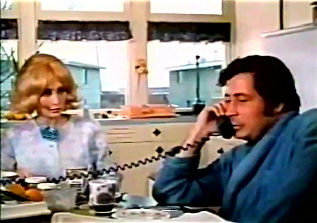 Image extraite du film Image extraite du film Deux femmes en or (Claude Fournier, 1970) - Violette Lamoureux (Louise Turcot) et son mari (Donald Pilon) apprennent que leur maison a été élue par la ville - Image écran ©filmsquebec.com