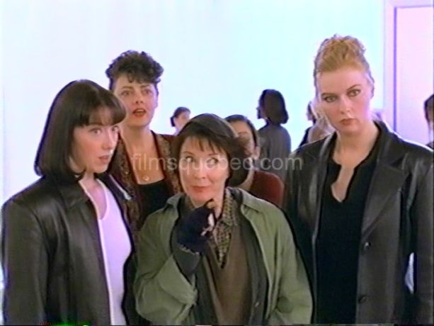 Véronica Ferres (g.), Molly Parker (d.) et Dorothée Berryman dans Ladies Room de Gabriella Cristiani (image extraite du film (capture VHS) - Collection filmsquebec.com - Reproduction interdite sans autorisation)