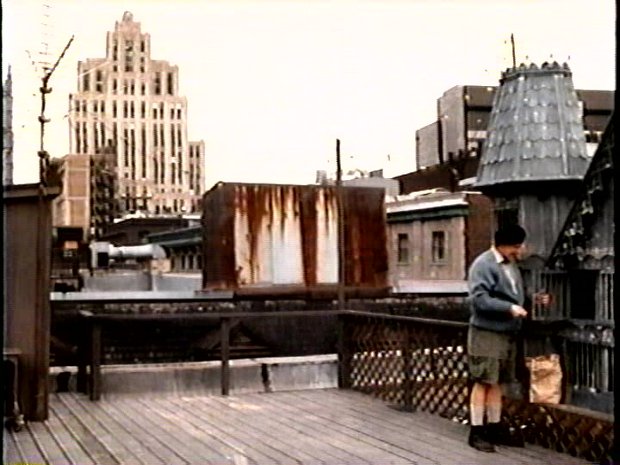 Marcel Sabourin - Monsieur le concierge élève ses pigeons sur le toit d'un bloc décrépi du Vieux Port de Montréal - Sous les draps, les étoiles de Jean-Pierre Gariépy (Capture d'image de la VHS - ©filmsquebec.com)