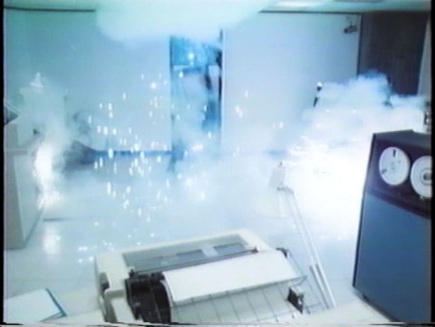 Extrait du film Scanners (D. Cronenberg) - Vale détruit la salle de contrôle de la Biocarbon Amalgamate (source: collection personnelle)