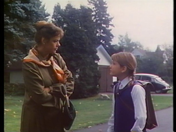 Extrait du film Tinamer de Jean-Guy Noël - Edna (Louise Portal) force Tinamer à aller à l'école (copie écran de la VHS - ©filmsquebec.com)