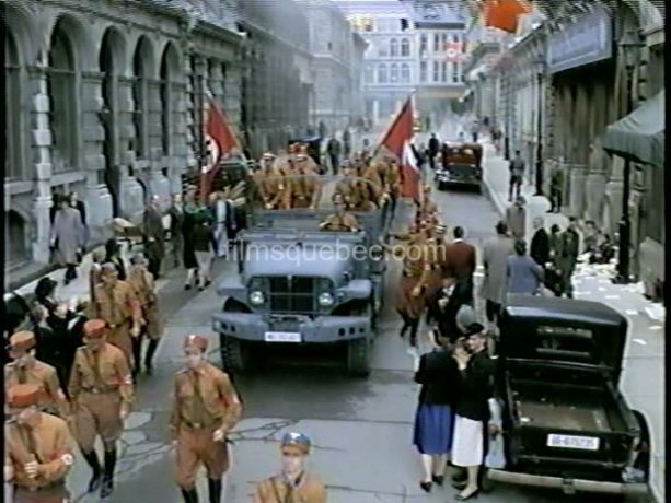 Montréal se fait passer pour différentes places d'Europe dans Varian's War de Lionel Chetwynd - Ici on voit une vieille rue envahie de soldats nazis