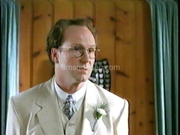 William Hurt dans Varian's War - Le comédien est debout, dans un costume blanc. Il donne un discours pour convaincre son auditoire d'embrasser dans sa cause.