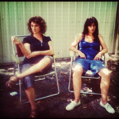 Pierrette Robitaille et Romane Bohringer en pause durant   le tournage de Vic et Flo ont vu un ours - Photo: courtoisie Denis Côté