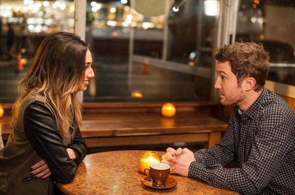 Sam Huntington, Meaghan Rath dans Three Night Stand (Pat Kiely)