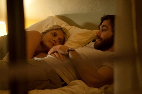 Image extraite du film : Mélanie Laurent et Jake Gyllenhaal dans Ennemi (Enemy) de Denis Villeneuve (Photo Caitlin Cronenberg)