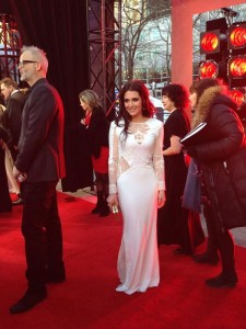 Jutra 2014 : Denis Côté et Mélissa Désormeaux-Poulin sur le tapis rouge (Marie Brassard en arrière-plan) Source image : @Telefilm_Canada