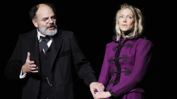 Jean-Pierre Darroussin et Alice Carel dans Une banale histoire d'Anton Tchekhov, adaptée en France par Marc Dugain au Théâtre de l'Atelier en 2011 (©Julien de Rosa)