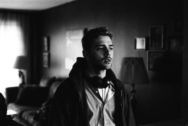 Imge en noir et blanc de Xavier Dolan sur le tournage de Mommy (photo Shayne Laverdière)