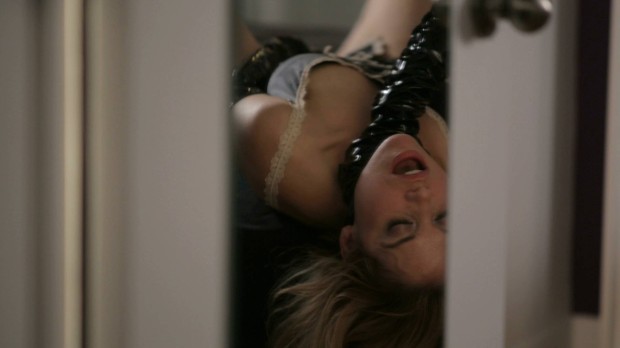 Shannon Lark en fâcheuse posture dans Dys- de Maude Michaud (©Quirk Films)