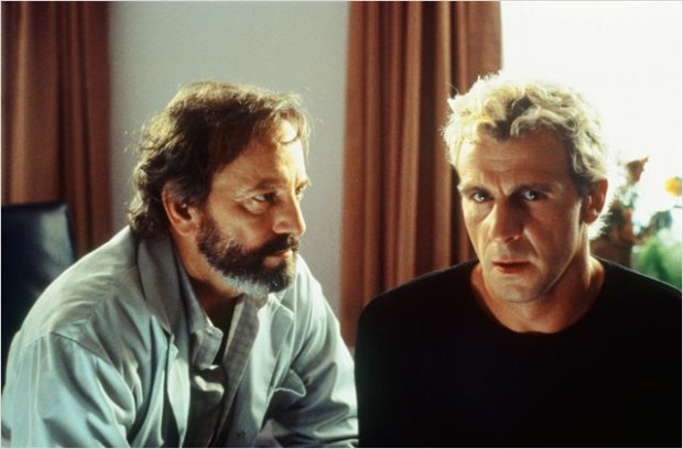 Image promotionnellle avec les comédiens Patrick Huard et Michel Côté dans le film Sur le seuil (Éric Tessier, 2003 - ©Alliance Atlantis Vivafilm)