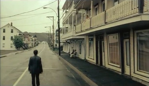 Capture d'écran montrant François Chénier dans le village de Saints-Martyrs-des-Damnés. Film de Robin Aubert (2005 - Max Films / Films Christal)