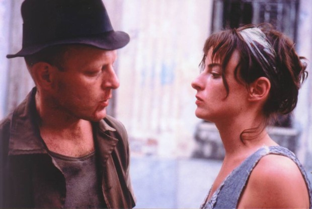 Image des comédiens Attila Bertalan et Pascale Bussières dans le film angloquébécois Between the Moon and Montevideo (réal. Attila Bertalan, 2001 - Source : collection personnelle)