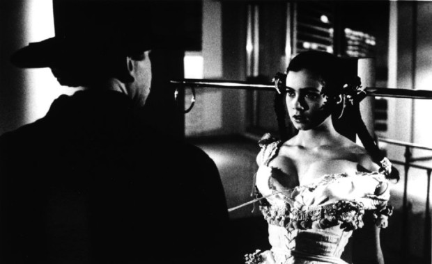 Image officielle de la comédienne Mia Kirshner dans Love and Human Remains (réal. Denys Arcand, prod. Max Films - 1993 - source image : collection personnelle)