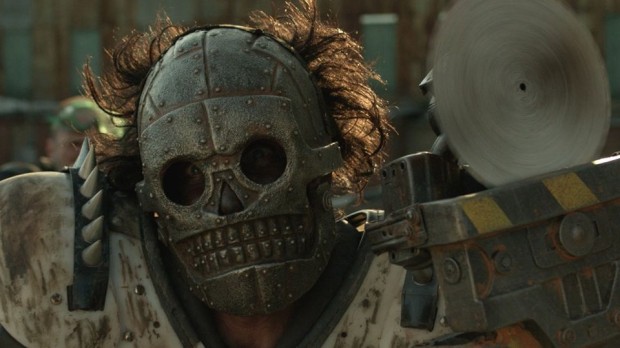 Image officielle extraite du film Turbo Kid (un homme masqué)