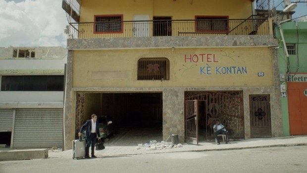 Image de Patrick Huard arrivant à l'hôtel Ké Kontan dans Ego Trip de Benoit Pelletier (2015, Films Séville)