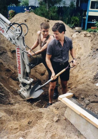 Réal Bossé et François Papineau creusant - film La Bouteille de Alain Desrochers (Image: Caroline Hayeur - Source: Coll. personnelle)