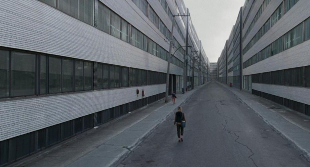 Image de la comédienne Mylène Mackay dans le rôle de Simone marche de dos dans la ruelle - Endorphine