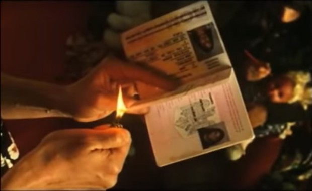 Un homme brûle son passeport dans Extrait du film Clandestins de Denis Chouinard et Nicolas Wadimoff