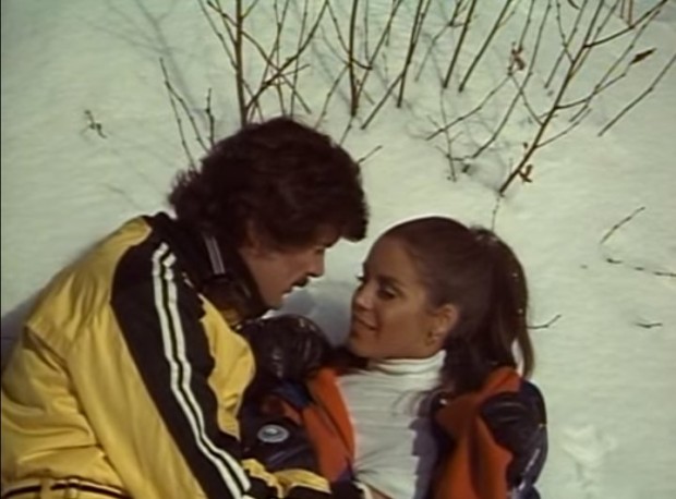 Une scène du film Après ski - Philippe (Daniel Pilon) apprécie particulièrement la jolie starlette Terry Lopez (Céline Lomez) - Source: capture d'écran VHS - ©filmsquebec.com