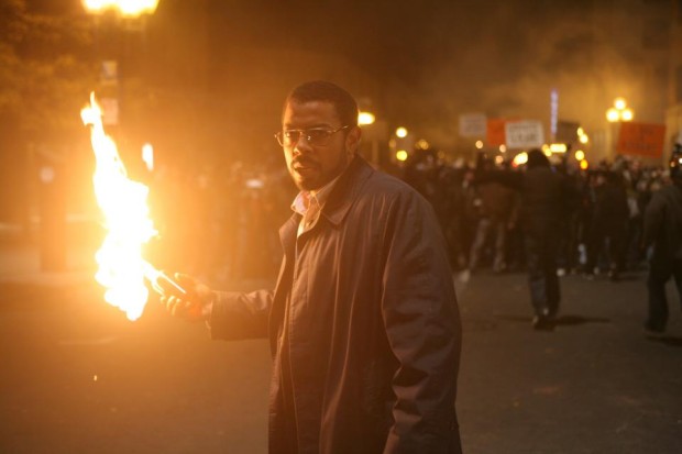 Image du comédien Frédéric Pierre tenant une torche allumée dans le film Le banquet de Sébastien Rose