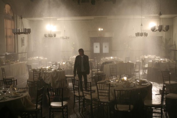 Image du comédien Benoît McGinnis se tenant dans une salle de restaurant immergée par les sprinklers, dans Le banquet de Sébastien Rose (photo fournie par Alliance Vivafilm)