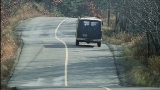 Dans la camionnette, Manon rêve de sa fleur pas écrapoutissable plantée au milieu de la route - Les Bons débarras