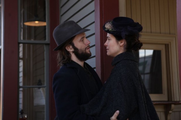 Photo officielle de Caroline Dhavernas et Francis Ducharme dans une scène du film Chasse Galerie (courtoisie eOne)