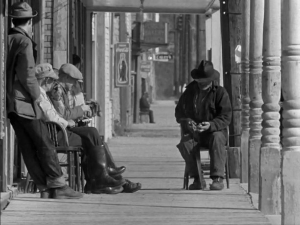 Filmé par Colin Low, City of Gold, nommé à un Oscar en 1957, montre Dawson City, ville de la ruée vers l’or, laissant transparaitre vie et espoir dans cet étrange lieu de fantômes et d’absence