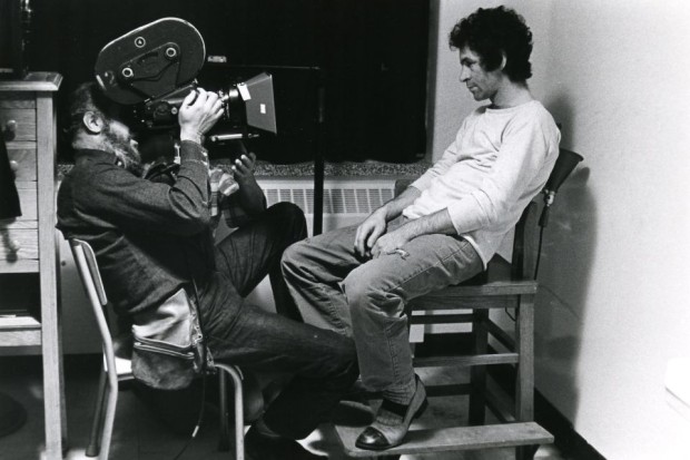 sur l'image on voit le cinéaste Michel Brault en train de filmer Claude Gauthier pour le film Les Ordres