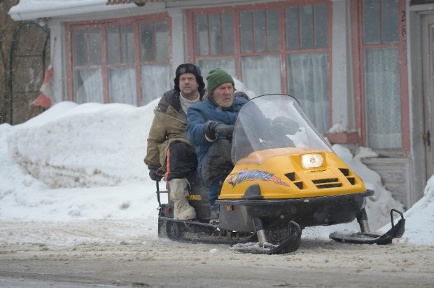 Images de Alexis Martin et Gilles Renaud sur une motoneige jaune dans Les mauvaises herbes (Louis Bélanger)