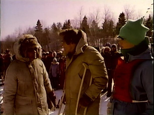 Toby McTeague George, le vieil indien qui aura une importance capitale, Tom, père de Toby et Toby juste avant le départ de la course ultime (capture de la VHS - ©filmsquebec.com)