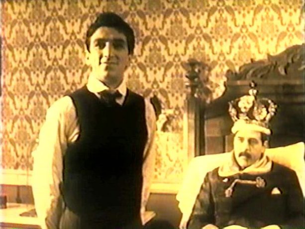 Image extraite du film Caffè Italia, Montréal (1985, Paul Tana) - On y voit la recréation du couronnement du Roi Cordazo, chef des travailleurs émigrés (capture d'écran VHS ©filmsquebec.com).