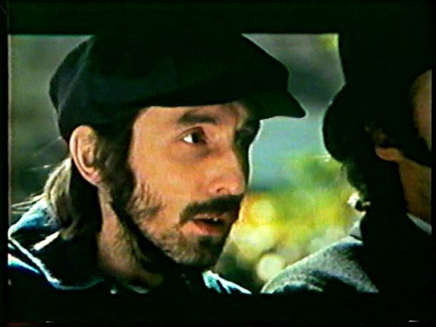 Image tirée du film Cordélia de Jean Beaudin, 1979 - Samuel (Gaston Lepage) assiste impuissant à l'arrestation de Cordélia - Capture écran VHS source filmsquebec.com