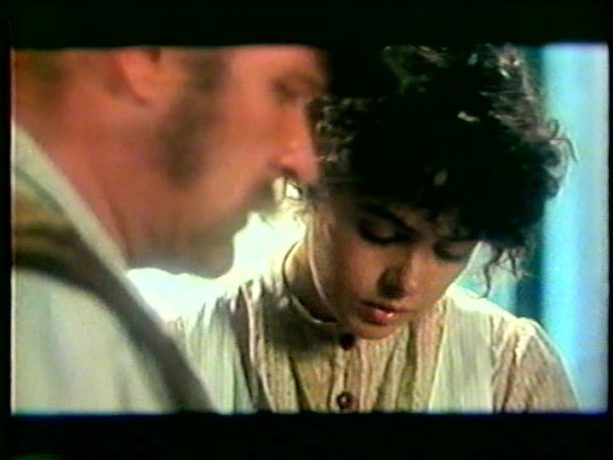 Image extraite du film Cordélia de Jean Beaudin, 1979 - Cordélia (Louise Portal) apprend de son mari (Pierre Gobeil) qu'il part pour aller trouver du travail en Californie - Capture écran VHS source filmsquebec.com