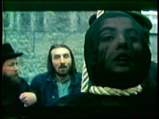 Image extraite du film Cordélia de Jean Beaudin, 1979 - Sur l'échafaud : Cordélia (Louise Portal) la corde au cou au premier plan et son amant (Gaston Lepage) en arrière plan - Capture écran VHS source filmsquebec.com