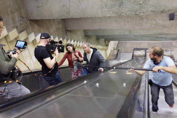 Image du tournage de King dave dans le métro de Montréal : Alexandre Goyette et Mylène St-Sauveur (crédit Yan Turcotte)