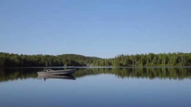 Image extraite du film Le concierge de Federico Hidalgo (le lac et la quiétude de l'archipel rêvé) - Capture d'écran, source: filmsquebec.com