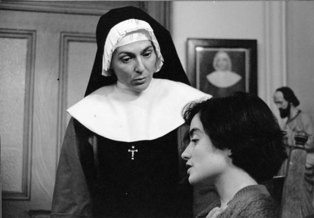 Image officielle du film La dame en couleurs (Claude Jutra, 1985) - Soeur Gertrude (Paule Baillargeon) donne des cours particuliers à Agnès (Charlotte Laurier). Une relation étrange entre la religieuse et son élève (source : filmsquebec.com)