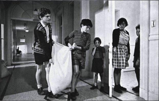 Image officielle du film La dame en couleurs (Claude Jutra, 1985) - Les enfants transportent un sac... (Georges Lussier, Jean-François Lesage, Guillaume Lemay-Thivierge, Charlotte Laurier, Mario Spénard) - (source : filmsquebec.com)