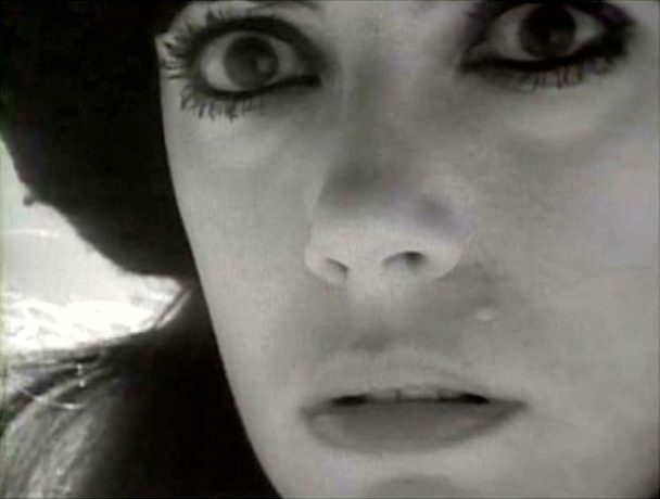 Image extraite du film L'ange et la femme - Fabienne (Carole Laure) effrayée devant la mort prochaine.