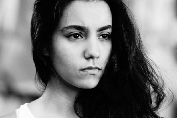 Portrait noir et blanc de la jeune comédienne française Lina El-Arabi (&cpy;Agence Elizabeth Simpson)