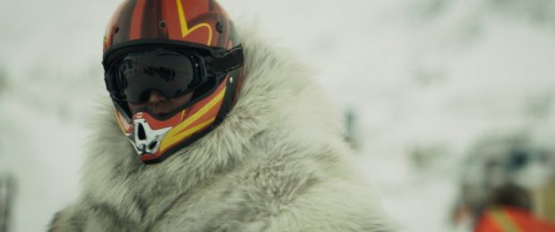 Image extraite du film Two Lovers and a Bear : on y voit un conducteur de Skidoo avec son casque - (Crédit Max Films)