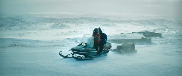 Tatiana Maslany et Photo officielle du film Two Lovers and a Bear Dane DeHaan sont sur un Skidoo / Crédit Photo: MaxFilms