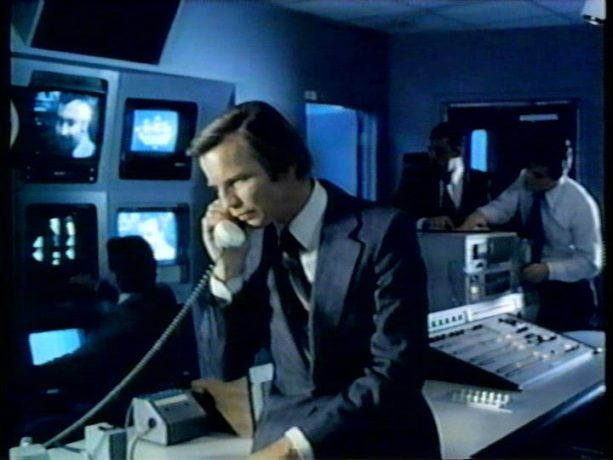 Image du comédien Michael York au téléphone dans le film Final Assignment (Le dernier reportage) de Paul Almond