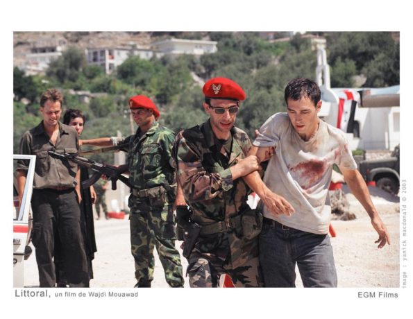 Image extraite du film Littoral de Wajdi Mouawad - l'arrestation par les forces de l'ordre syriennes (coll. filmsquebec.com)