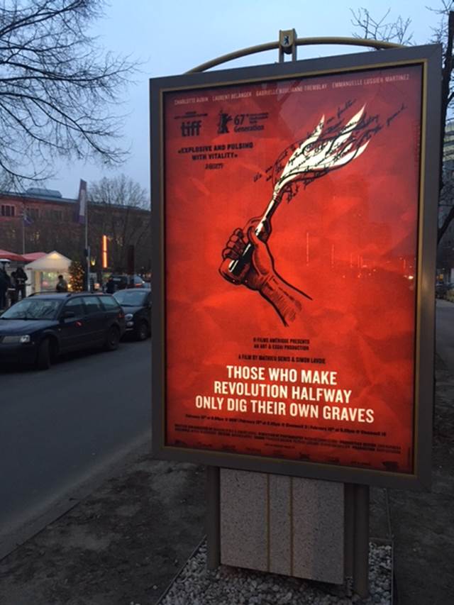 Ceux qui font les révolutions... affiche internationale conçue par l’Exportateur, dans les rues de Berlin (source K-Films Amérique)