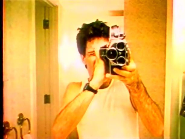 Image du cinéaste Robert Morin se filmant dans une glace de salle de bain (image extraite du film "Yes, Sir! Madame...")